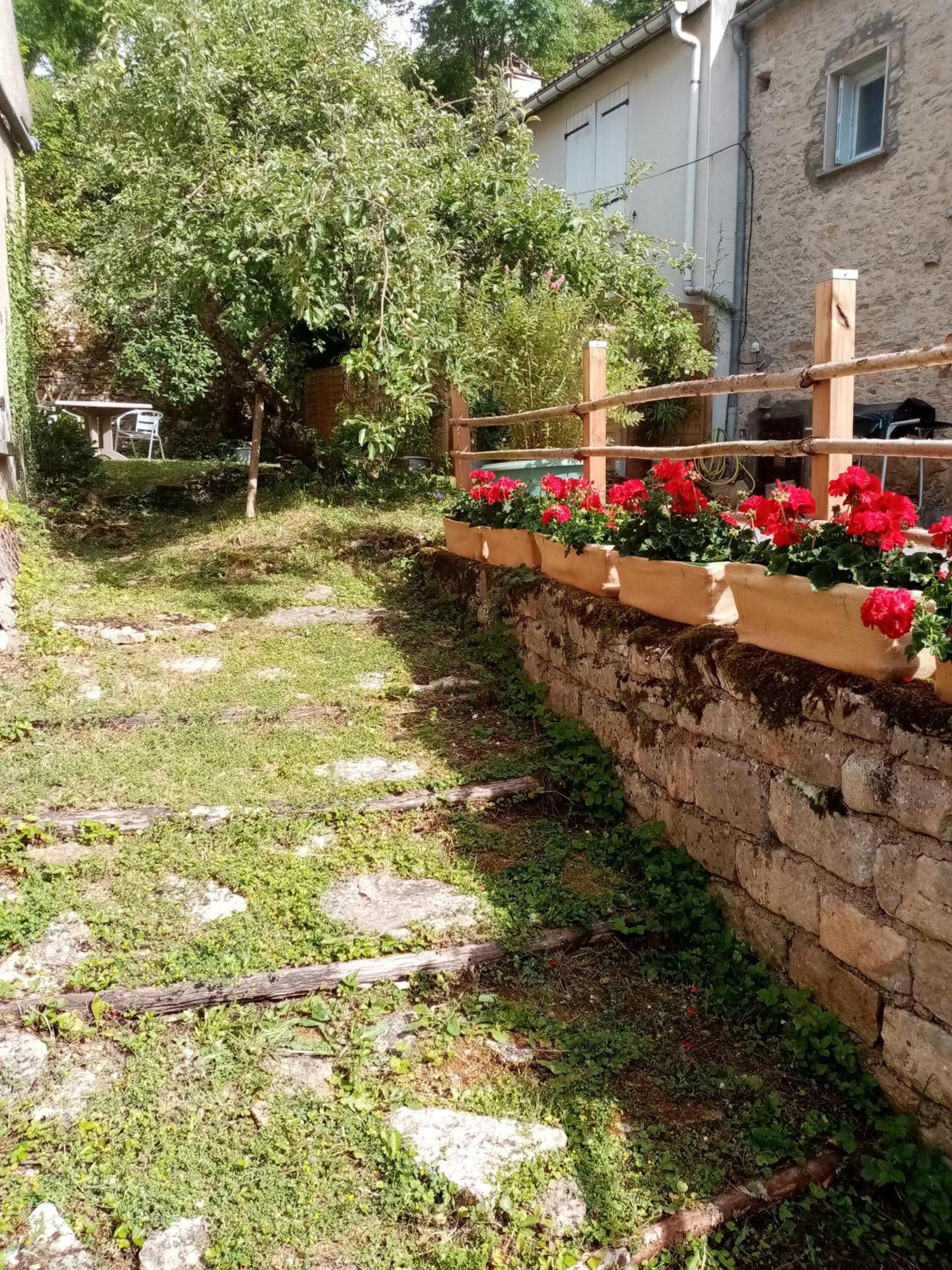 Gite Les 27 Roses Et Plus Chatel-Censoir Exterior photo