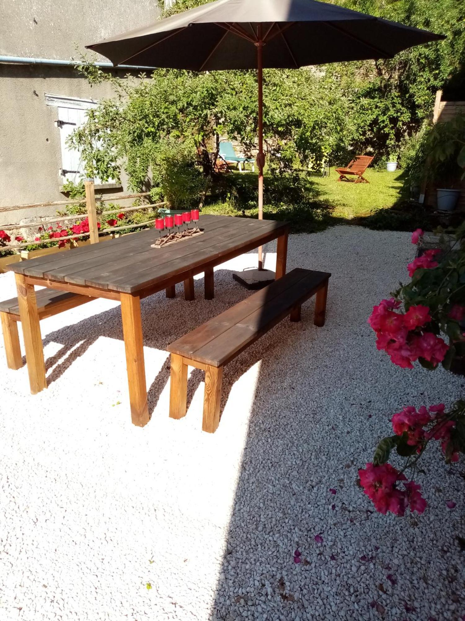 Gite Les 27 Roses Et Plus Chatel-Censoir Exterior photo
